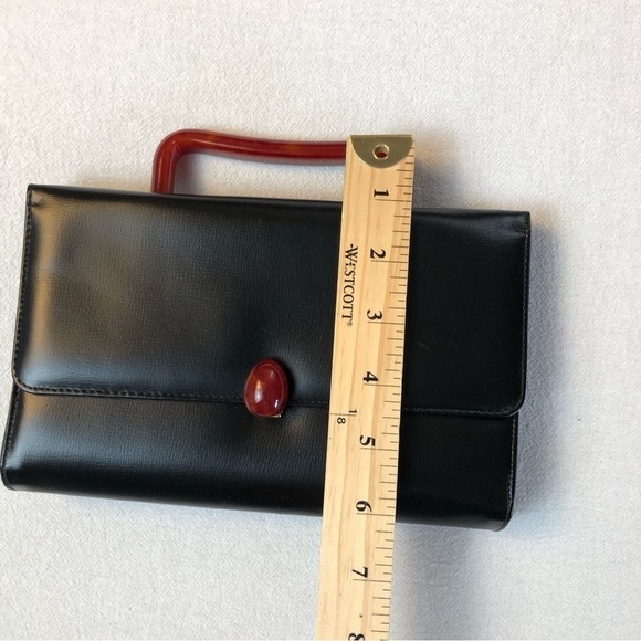 Vintage black faux leather handbag with red Bakelite handle and buckle - Picture 12 of 12